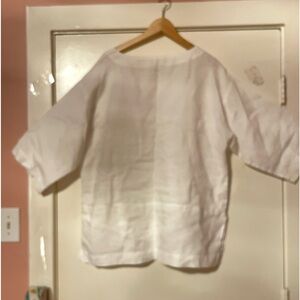 It is linen season. This is what you need to stay cool and fashionable.NWOT